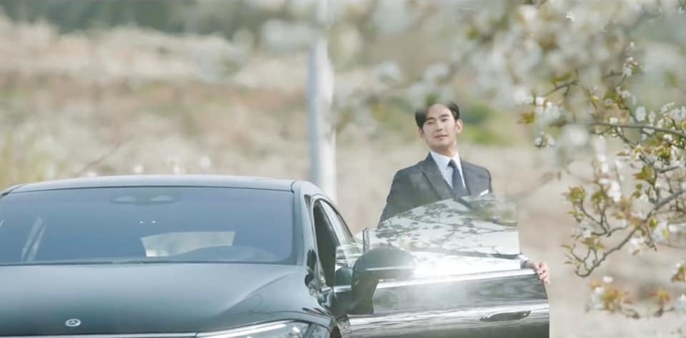 김수현은 영화 '눈물의 여왕'에서 40억 VND짜리 차를 운전한다. 사진: 스크린샷.