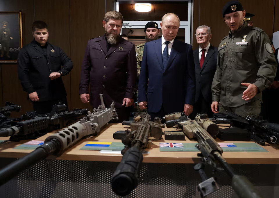 プーチン大統領がチェチェン軍の戦闘態勢を点検、写真1