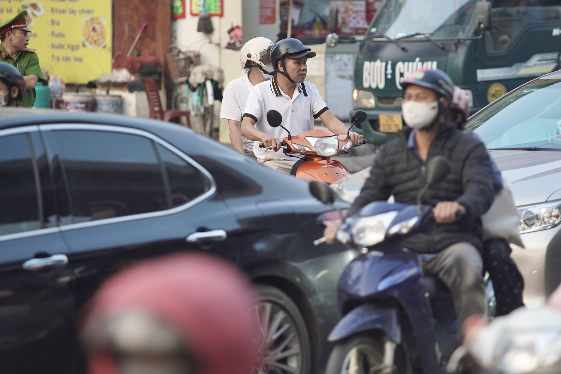 Horrifying scene of people risking their lives to 'cut' the front of a car, rushing through traffic to get into Thanh Xuan underpass photo 14