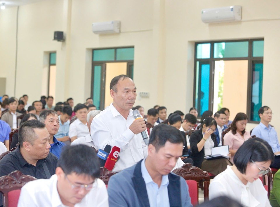 Voters of Ba Vi district make recommendations to the National Assembly Delegation of Hanoi City