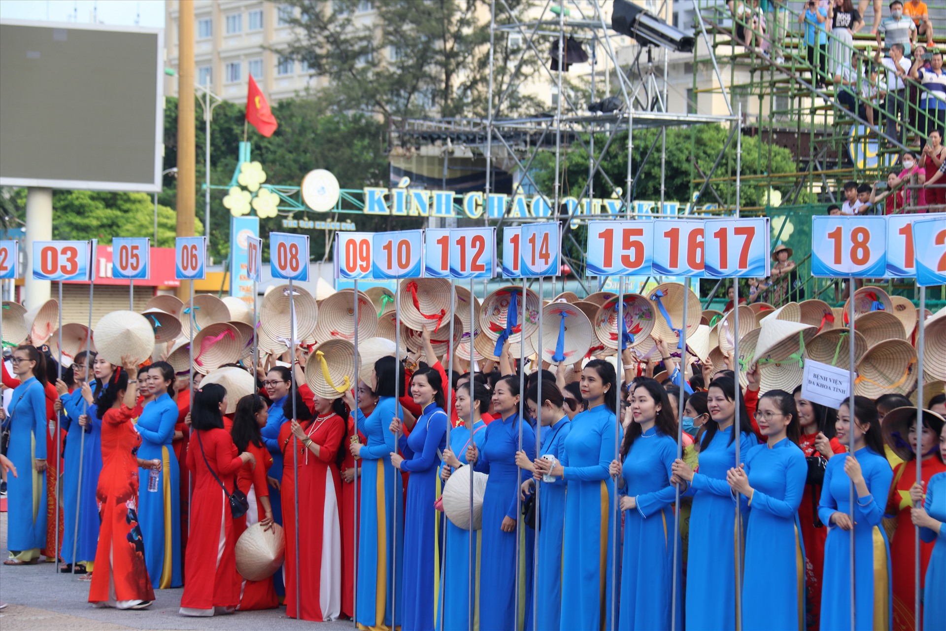 Theo bà Nguyễn Quỳnh Nga, Chủ tịch Hội Liên hiệp Phụ nữ tỉnh Khánh Hòa, chương trình diễu hành Áo dài nhận được sự hưởng ứng của chị em cán bộ, công chức, người lao động, các nữ quân nhân, lực lượng công an, đội ngũ y bác sĩ, giáo viên, sinh viên, học sinh… Ảnh: Phương Linh