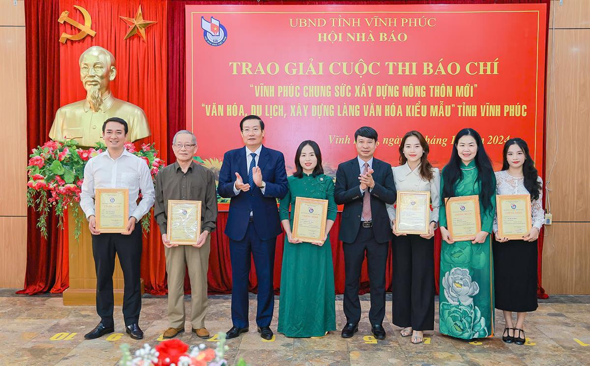 พิธีมอบรางวัลการประกวดหนังสือพิมพ์วิญฟุกเพื่อการสร้างพื้นที่ชนบทใหม่ ภาพที่ 2