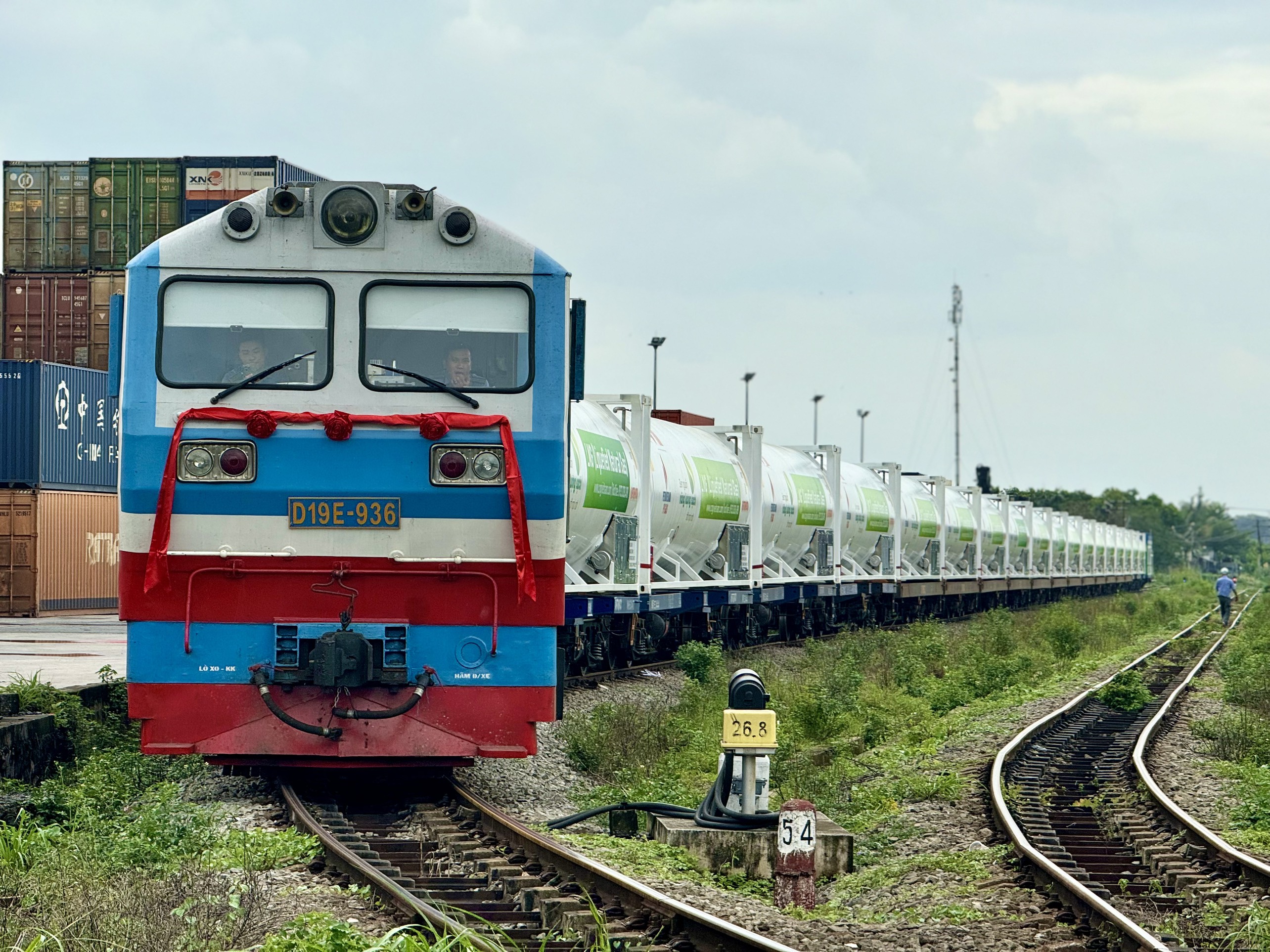 Chuyến tàu đầu tiên đưa 16 bồn khí LNG từ Nam ra Bắc