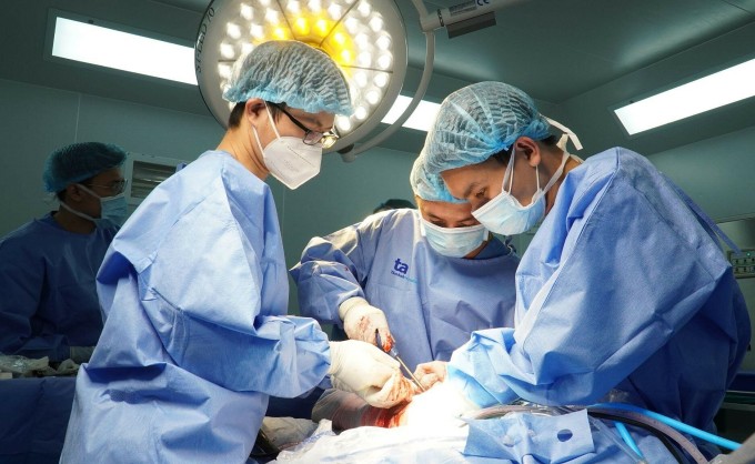 Doctor Vu (middle) during a cruciate ligament reconstruction surgery. Photo: Tam Anh Hospital