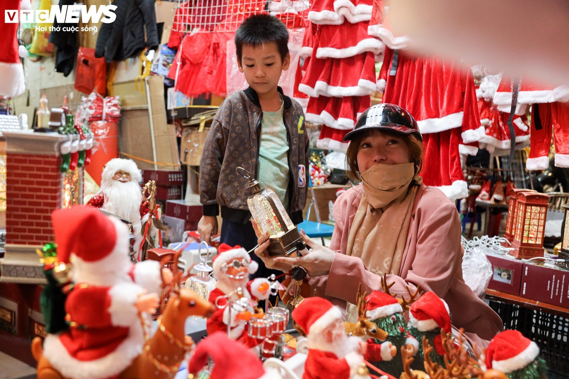 Les décorations de Noël 2023 sont vendues partout, les rues de Hanoi sont colorées - 18