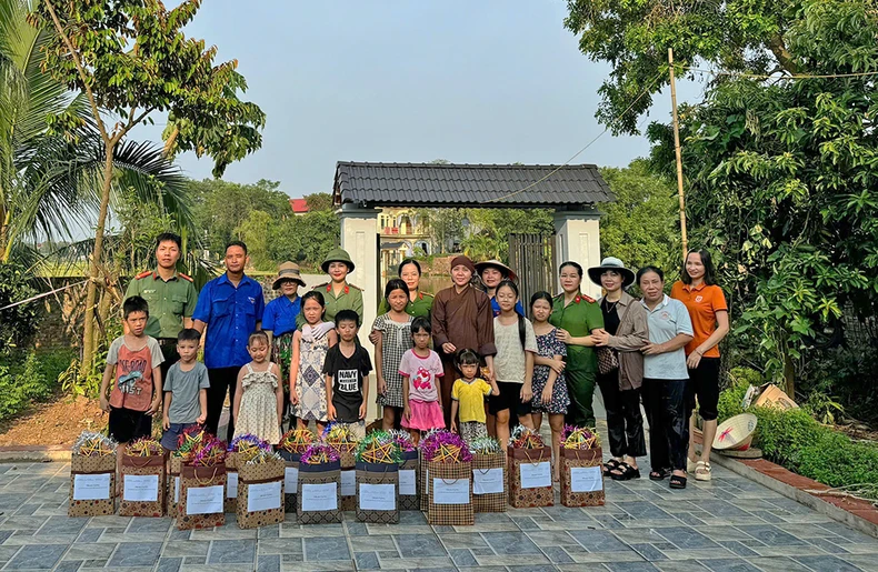 Chiến sĩ công an làm bánh, vượt lũ mang "Mùa trăng ý nghĩa" đến với thiếu nhi ảnh 3