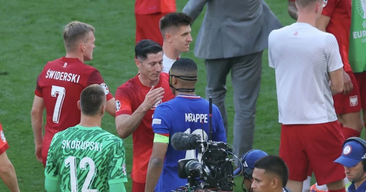 Mbappe bị tố xúc phạm Lewandowski