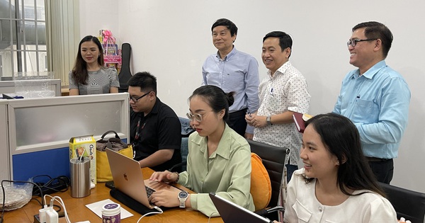 Les dirigeants de l'université surpris lors de leur visite aux stagiaires du journal Thanh Nien