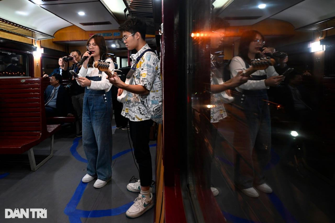 Chuyến tàu hỏa đặc biệt chạy 3km ở Hà Nội, khách được nghe đàn hát trên tàu - 8