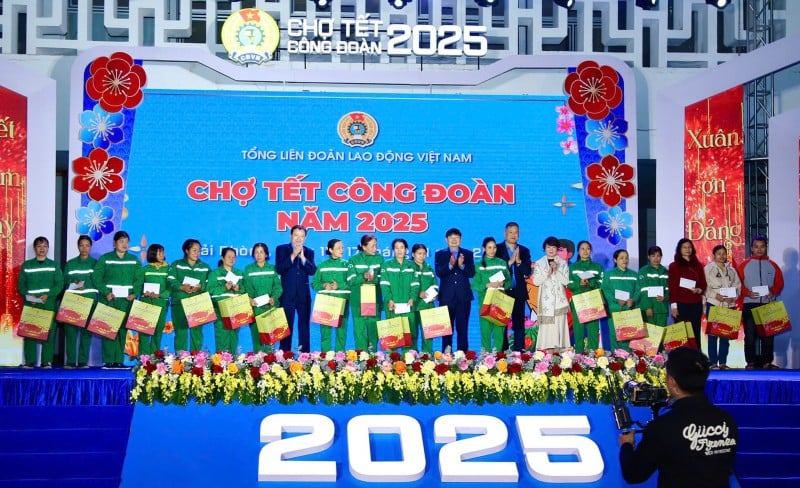 Chợ Tết Công Đoàn 2025: Lan toả nghĩa tình tới đoàn viên, người lao động