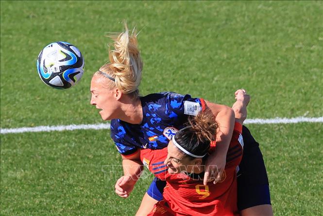 Heftiger Luftkampf zwischen der niederländischen Verteidigerin Stefanie van der Gragt (links) und der spanischen Stürmerin Esther Gonzalez. Foto: AFP/VNA