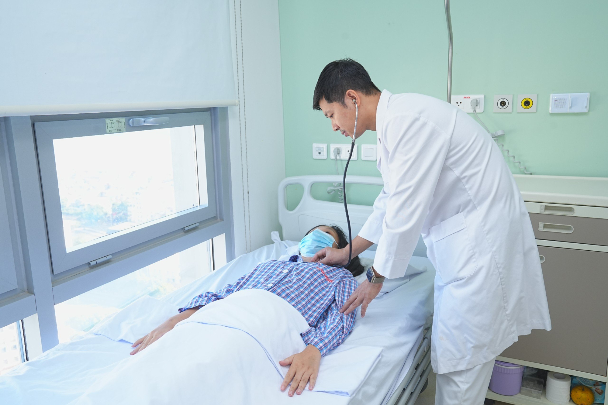 El paciente fue tratado con éxito por el médico después de ser golpeado por un automóvil en el pecho, foto 1