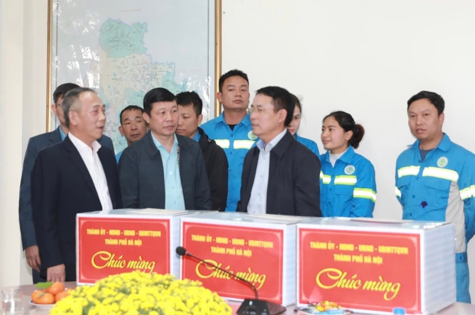 Vice Chairman of the City People's Committee Nguyen Trong Dong visited and presented gifts to environmental workers at the Nam Son Waste Treatment Complex (Soc Son District). Photo: Vuong Van