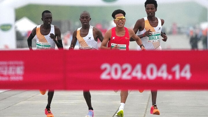 The Chinese athlete was allowed to finish first by three opponents. (Photo: Reuters)