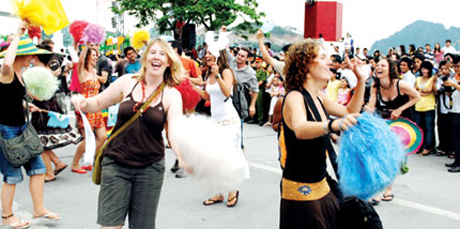 The first appearance of Ha Long Carnival 2007 made a strong impression on tourists. Photo courtesy of Quang Ninh Newspaper