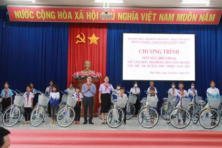 Les délégués du Conseil populaire du district de Phu Thien dialoguent avec les enfants, photo 1