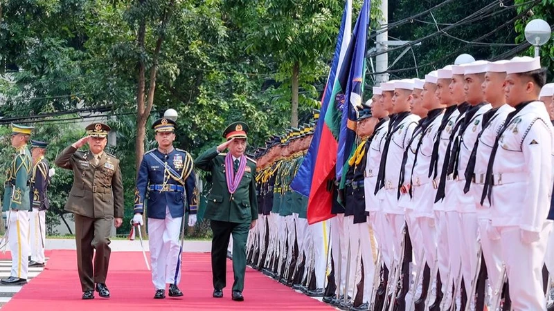 General Phan Van Giang bei der offiziellen Begrüßungszeremonie im Hauptquartier des philippinischen Verteidigungsministeriums. (Foto: Zeitung der Volksarmee)