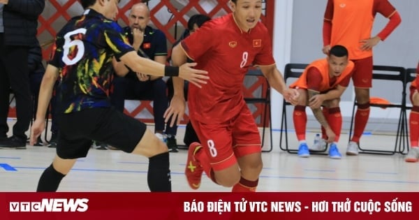 En battant la Corée, l'équipe de futsal du Vietnam a remporté la première place du groupe