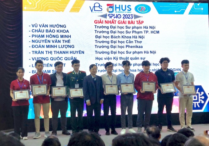 Huyen and 8 male students received first prize in the exercise solving competition. Photo: Provided by the character