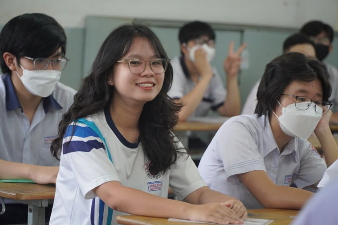 Candidates relax before the Literature exam. Photo: Le Nguyen