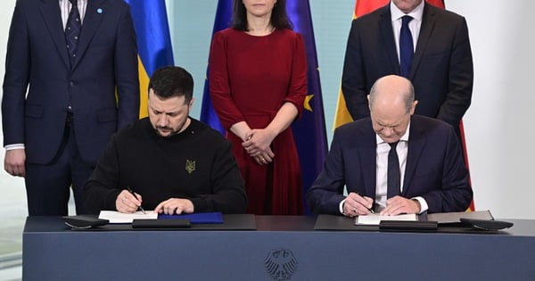 El presidente ucraniano firma un histórico acuerdo de seguridad con Alemania y Francia