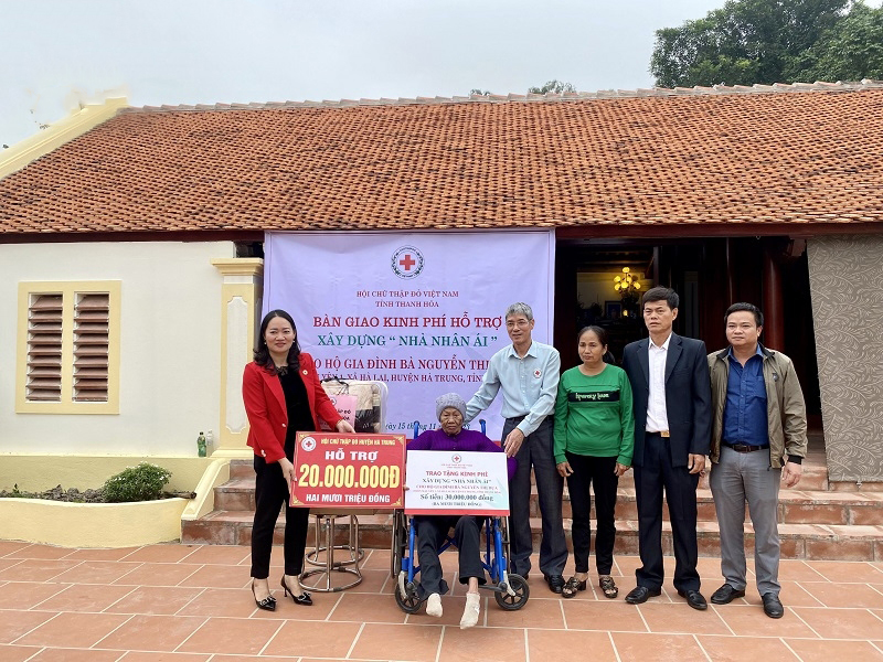 Representantes de la Asociación de la Cruz Roja Provincial de Thanh Hoa entregaron apoyo financiero a la familia de la Sra. Nguyen Thi Dua en la aldea Mau Yen 1, comuna de Ha Lai.