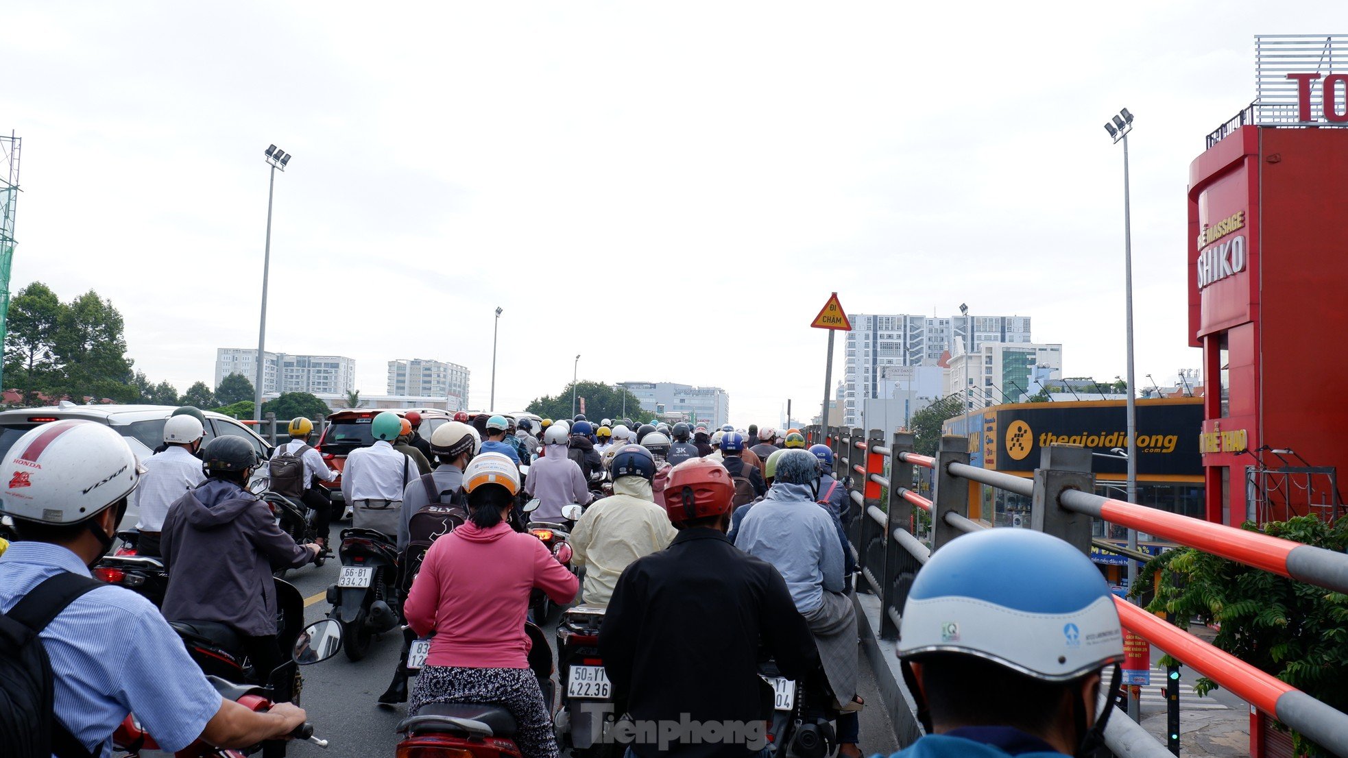 Đường phố TPHCM chật cứng người, xe trong ngày đầu đi làm sau lễ ảnh 13