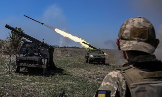 Las fuerzas ucranianas disparan contra objetivos rusos cerca de la línea del frente en la provincia de Zaporizhia el 19 de agosto. Foto: Reuters