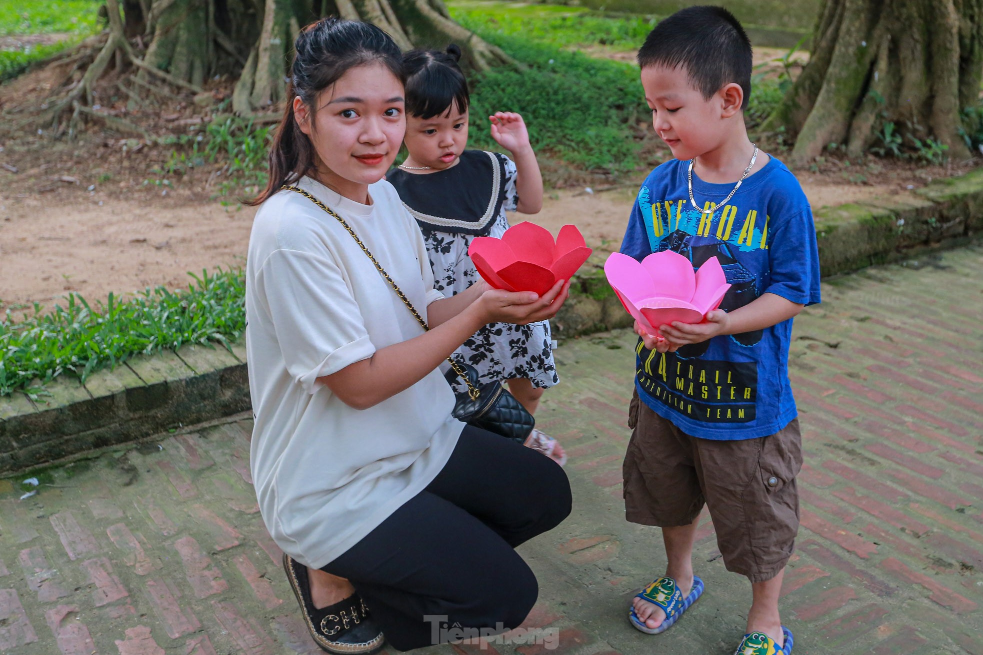 People in the capital release flower lanterns to show their gratitude during Vu Lan festival photo 6