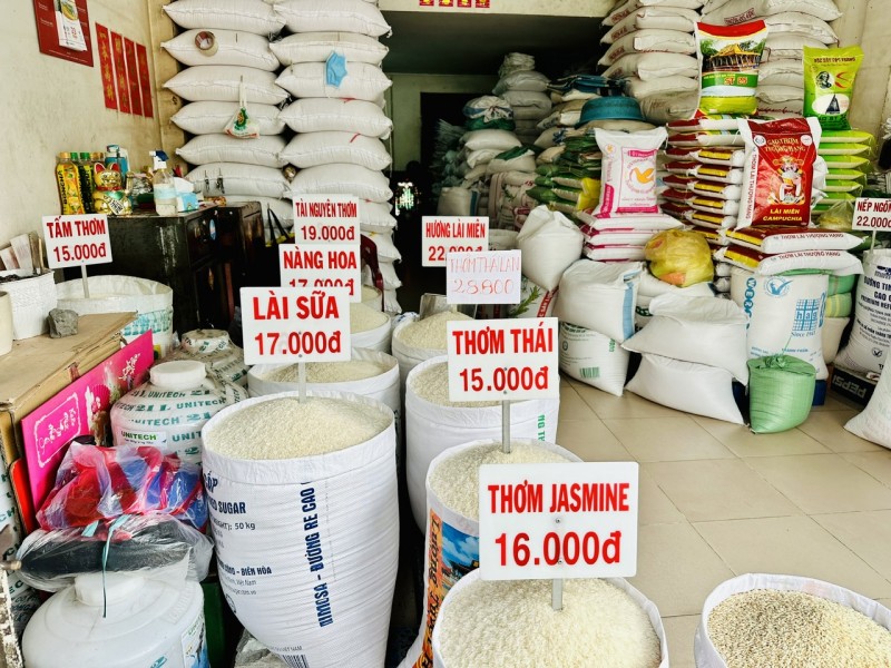 Why does VFA propose a floor price for rice exports when prices are rising?