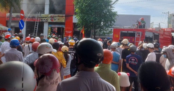 カマウのバイクショップで大火災