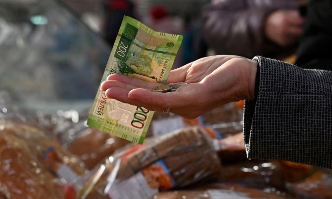 Customers pay at a market in the Russian city of Omsk in 2021. Photo: Reuters