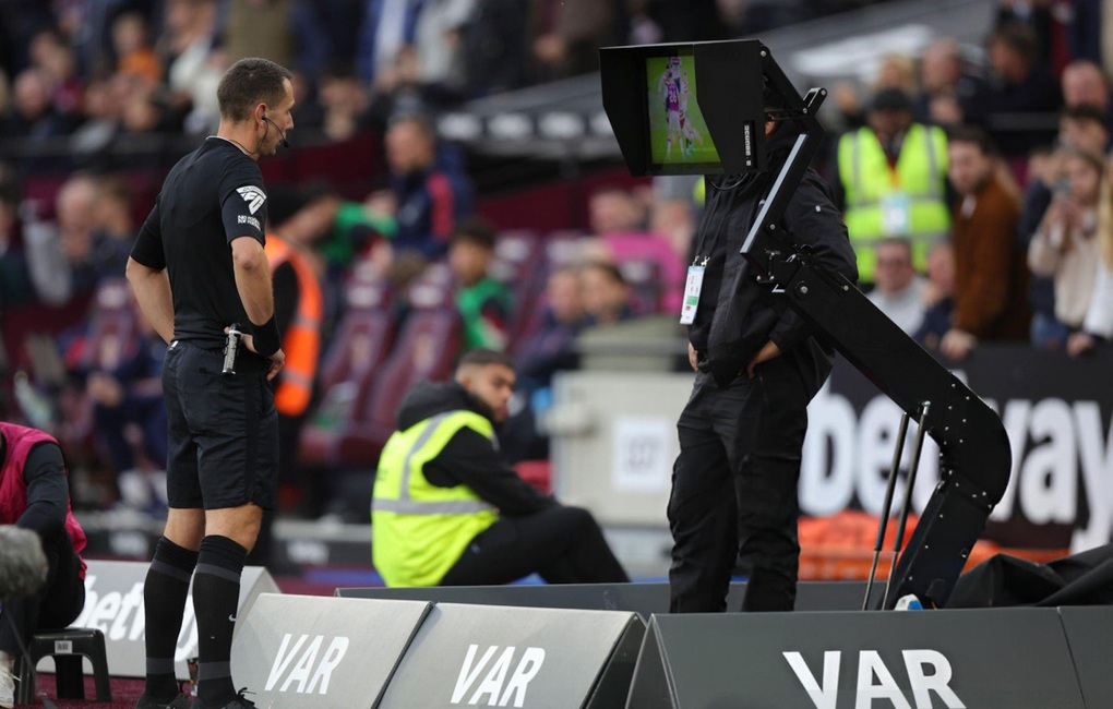 Man Utd thua West Ham bởi quả phạt đền gây tranh cãi - 2