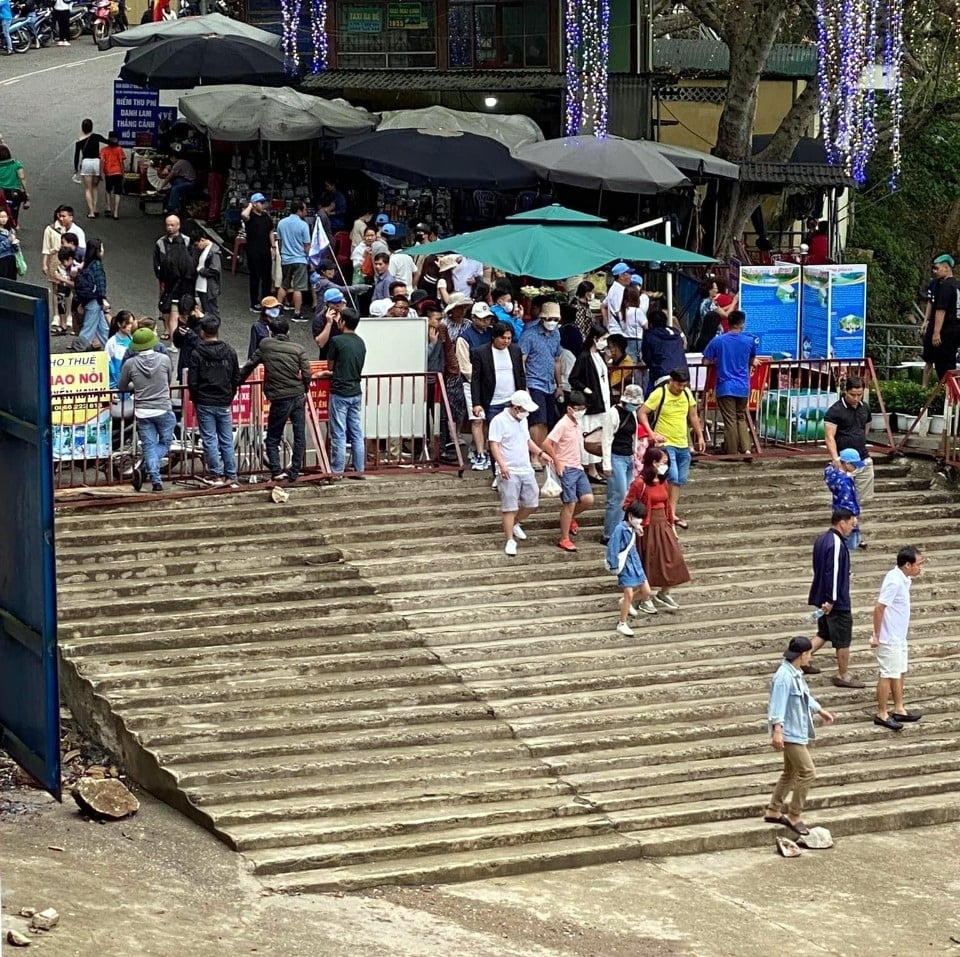 El número de turistas que llegan a Ba Be durante las vacaciones aumentó considerablemente. Foto 4