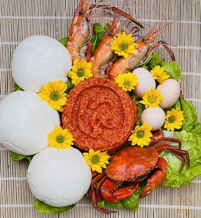 Tam Anh's offering tray of three offerings costs 400,000 VND to serve customers on the God of Wealth's day. Photo: Provided by the character