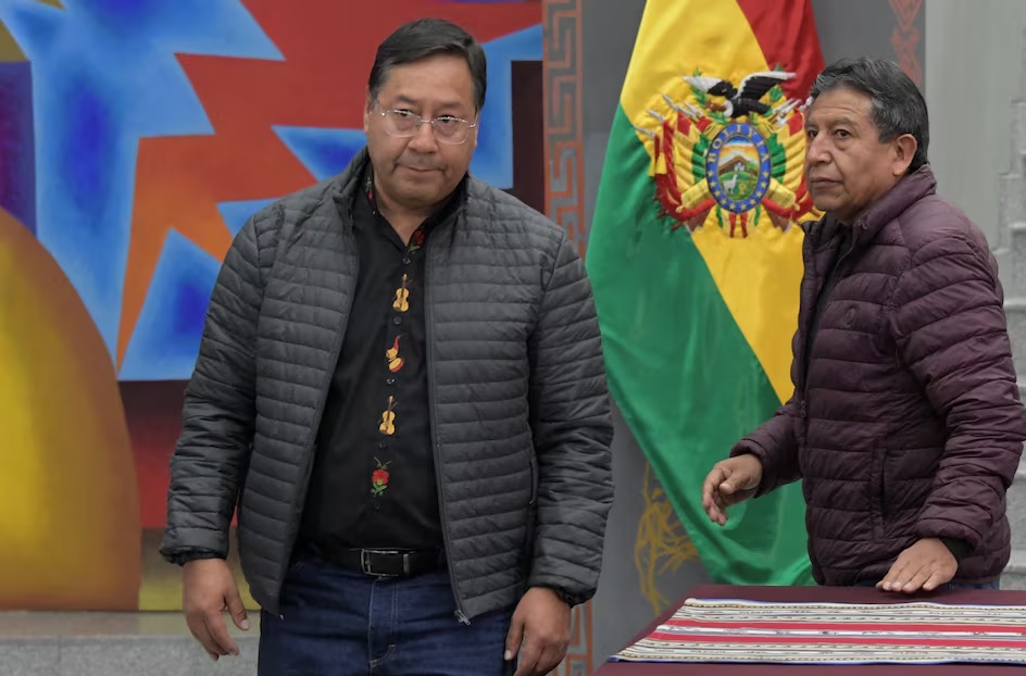 L'armée bolivienne a utilisé un camion en acier pour attaquer le palais présidentiel, photo 3.