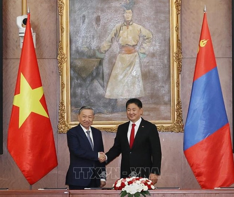 Generalsekretär und Präsident To Lam und der mongolische Präsident Ukhnaagiin Khurelsukh machen ein gemeinsames Foto. Foto: VNA