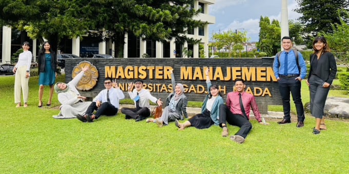 Lan (second from right in the bottom row) and her classmates at Gadjah Mada University, Indonesia. Photo: Character provided