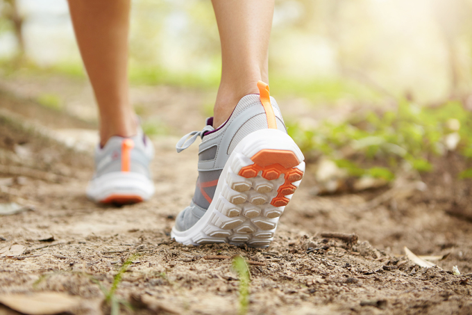 [Légende] Les experts recommandent de marcher 4 000 pas par jour. Photo : Freepik