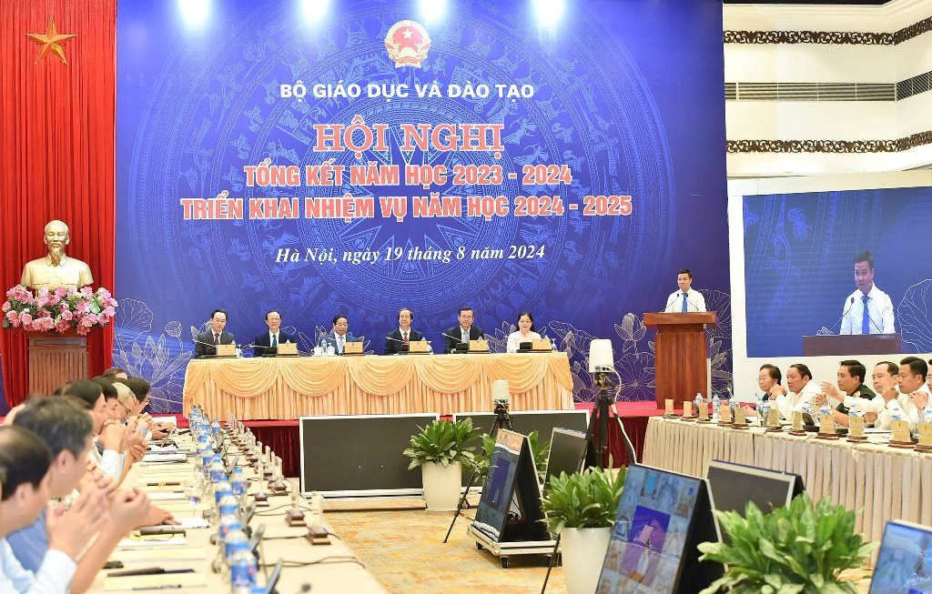 Premierminister Pham Minh Chinh; Minister für Bildung und Ausbildung Nguyen Kim Son; Vizeminister Nguyen Van Phuc; Vizeminister Pham Ngoc Thuong; Vizeminister Hoang Minh Son; Den Vorsitz der Konferenz führte Vizeministerin Nguyen Thi Kim Chi.