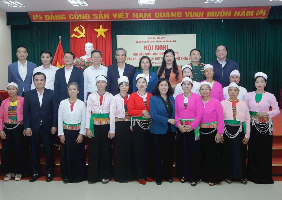 Secretary of the Hanoi Party Committee Bui Thi Minh Hoai with voters of Ba Vi district.