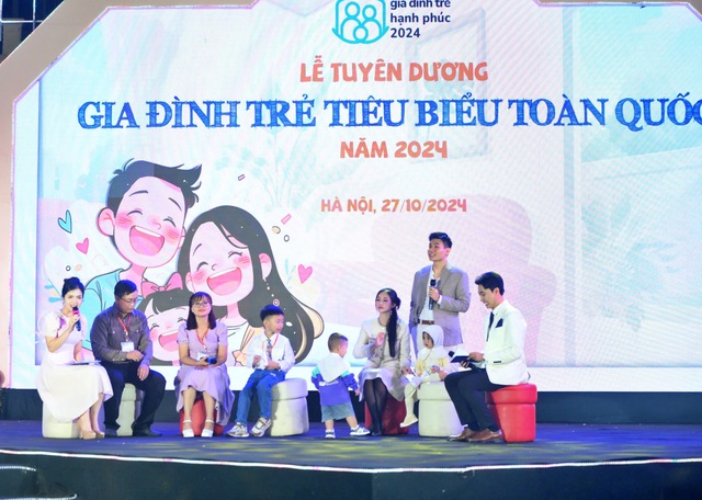 Tuyên dương 10 gia đình trẻ hạnh phúc năm 2024 - Ảnh 4.