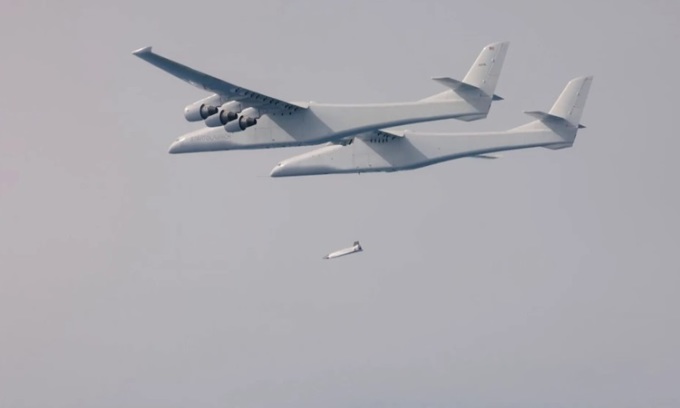 Chuyến bay đầu tiên bằng động cơ của TA-1. Ảnh: Stratolaunch