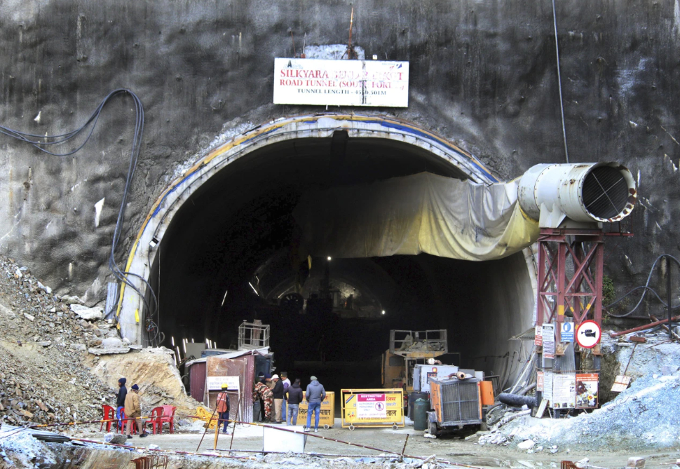 Drilling machine rescues 40 workers trapped in tunnel picture 1