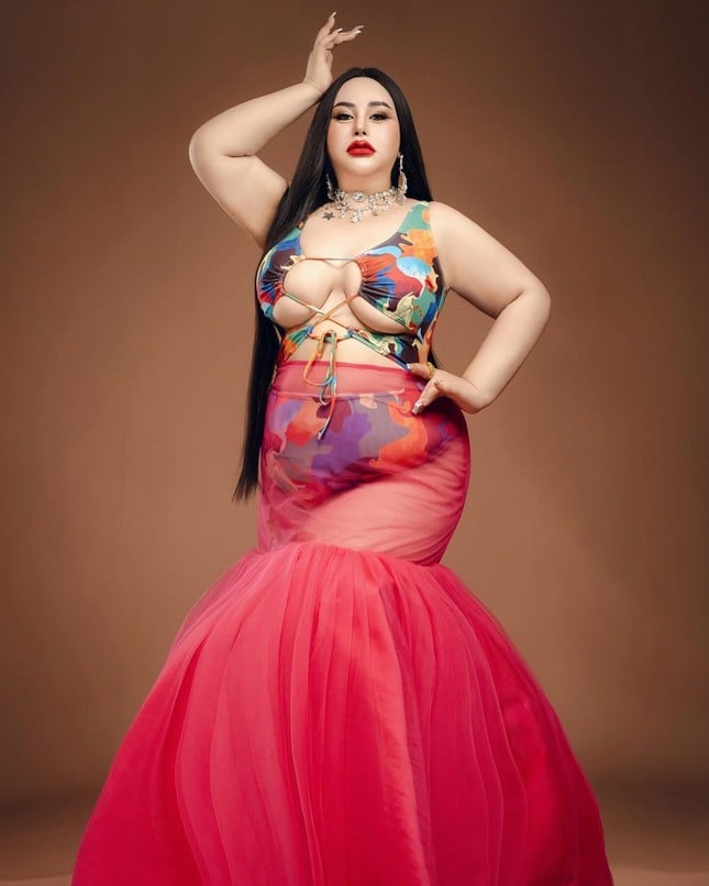 Une beauté de 1,8 m et 140 kg participe à un concours de beauté photo 1