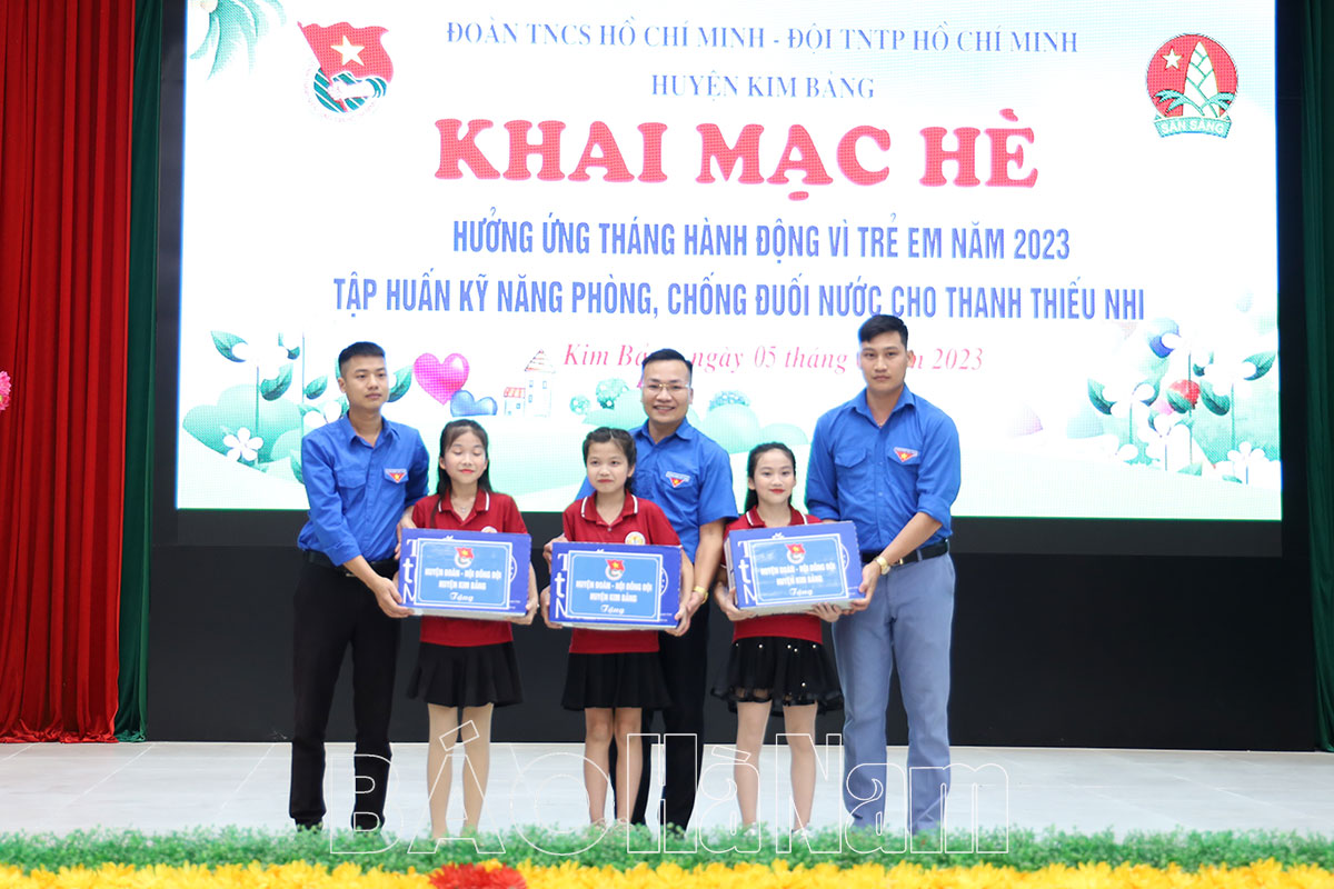 El Equipo de Jóvenes Pioneros del Distrito Kim Bang de la Unión de Jóvenes Comunistas de Ho Chi Minh organizó la ceremonia de apertura del verano de 2023