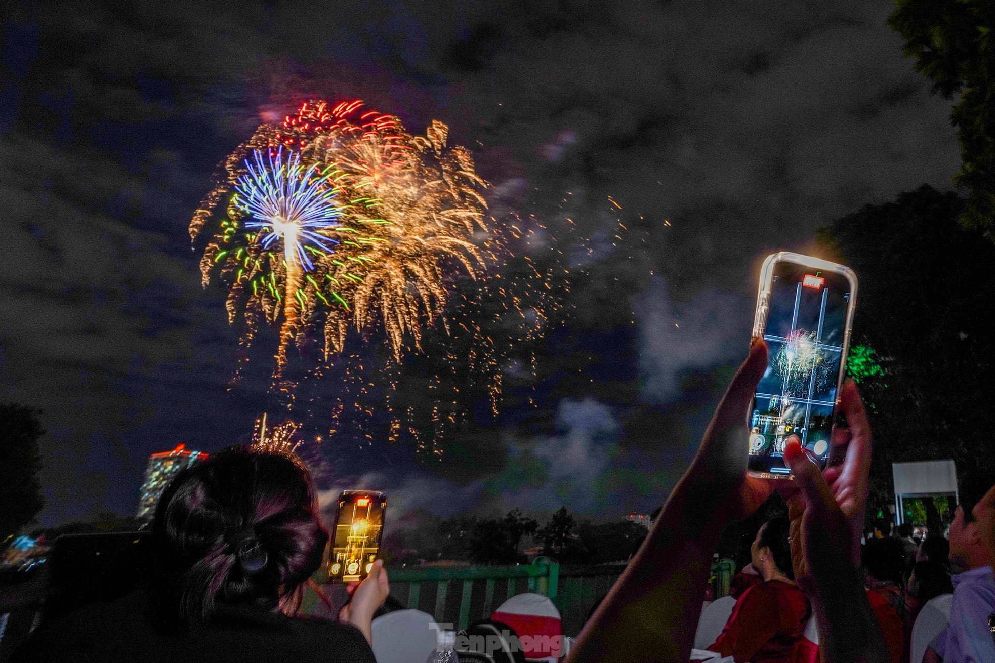 Junge Leute bleiben die ganze Nacht am Dam Sen auf, um das neue Jahr 2025 zu feiern. Foto 6