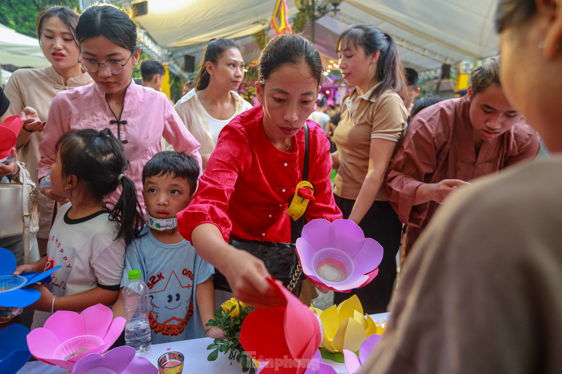 People in the capital release flower lanterns to show their gratitude during Vu Lan festival photo 2