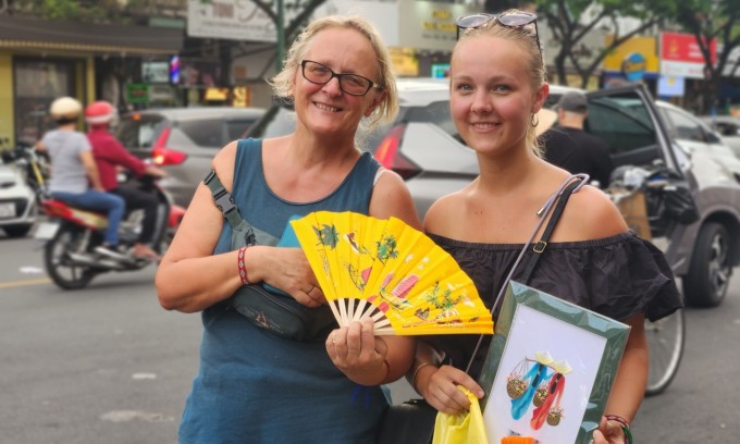 Laurine and her mother bought some souvenirs at Ben Thanh market.