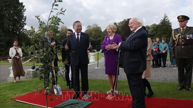 General Secretary and President plants a souvenir tree at the Irish Presidential Palace